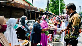 Jokowi Bagikan Bansos Uang Tunai ke Pedagang di Blora Jateng