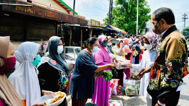 Presiden Jokowi membagikan bantuan sosial berupa uang tunai kepada sejumlah pedagang di Pasar Mulyorejo, Blora, Jawa Tengah.