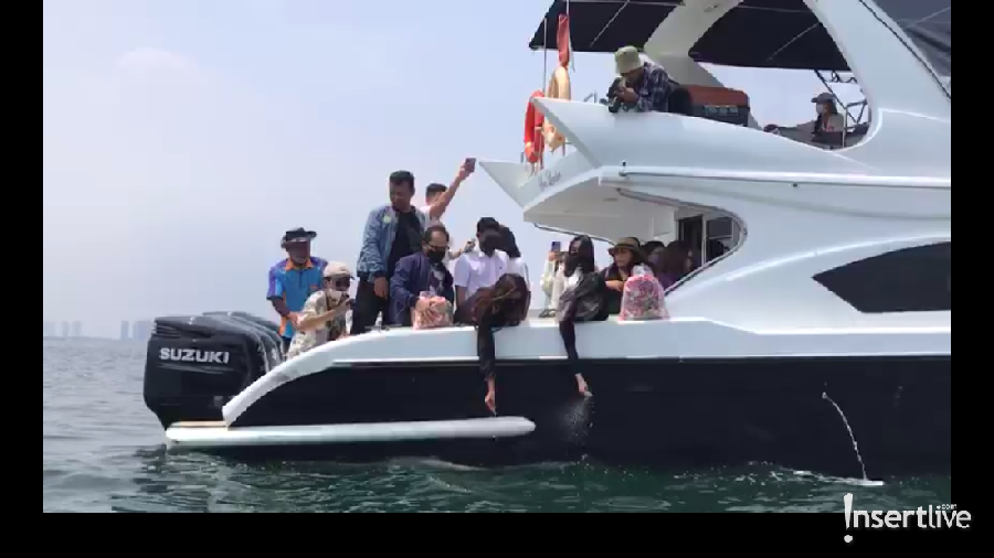 Prosesi Pelarungan Abu Laura Anna di Pantai Ancol Prosesi Pelarungan Abu Laura Anna di Pantai Ancol