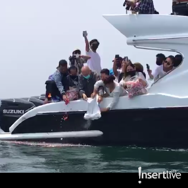 Detik-detik Prosesi Pelarungan Abu Laura Anna di Pantai Ancol