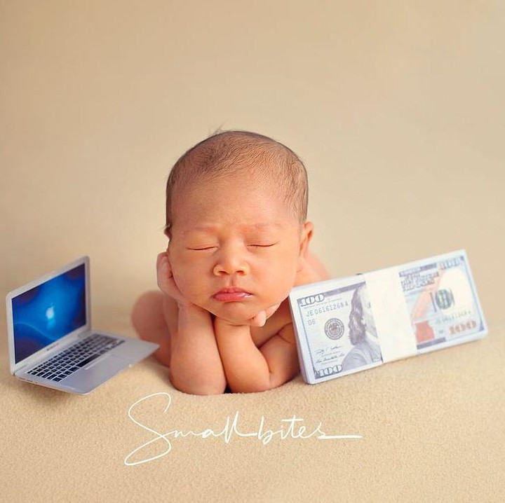 <p>Gigi dan Raffi menggunakan properti minimalis yang penuh makna, nih. Bak bayi 'sultan', terdapat properti berupa uang dan laptop yang memperlihatkan kesuksesan Rayyanza sejak dilahirkan. (Foto: Instagram @raffinagita1717 / @rittarrajagukguk)</p>
