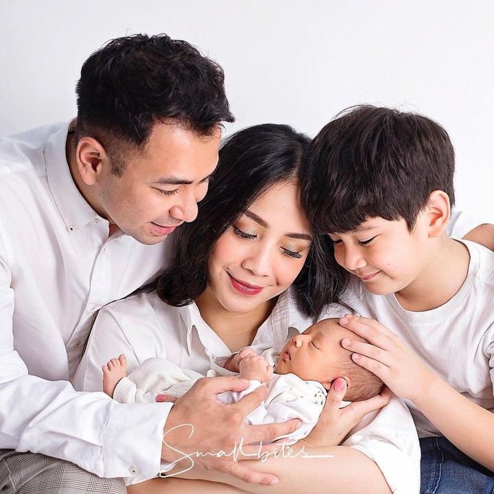 <p>Konsep foto yang sederhana tak mengurangi kebahagiaan keluarga Gigi dan Raffi. Mereka tampak sangat bahagia menyambut kehadiran putra kedua. Rafathar terlihat mengusap kepala adiknya dengan penuh sayang. (Foto: Instagram @rittarrajagukguk)</p>