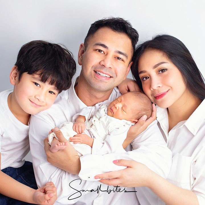 <p>Nagita Slavina dan Raffi Ahmad baru-baru ini melakukan sesi pemotretan keluarga bersama putra kedua mereka. Gigi dan Raffi juga mengajak Si Kakak, Rafathar. (Foto: Instagram @rittarrajagukguk)</p>
