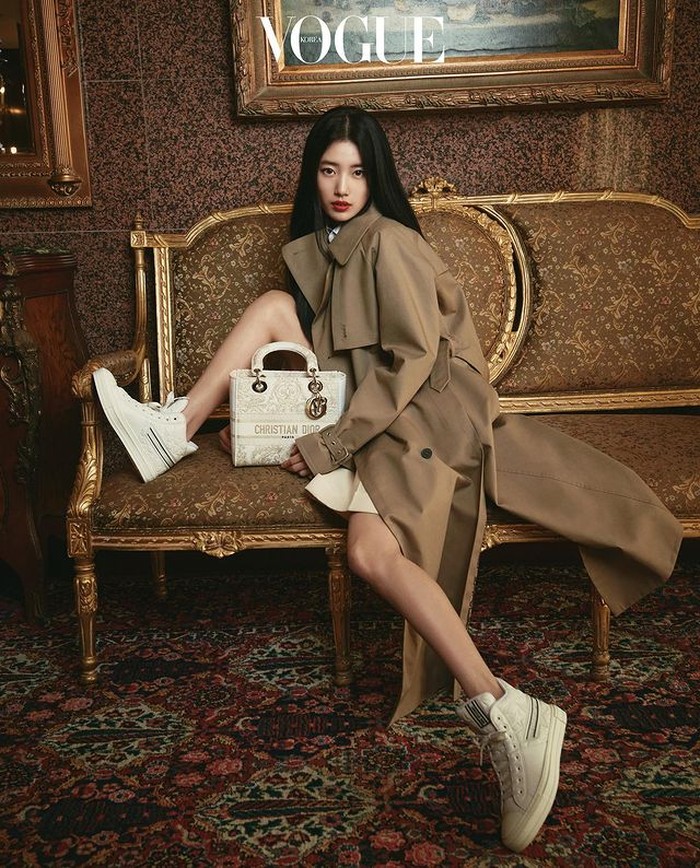 Salah satu 'IT Look' dari koleksi ini adalah perpaduan trench coat klasik, sepatu kets 'Walk and Dior Star' yang dihiasi dengan motif Dior Etoile, dan tas 'Lady D-Light' dengan bordir bintang Dior. / foto: instagram.com/voguekorea