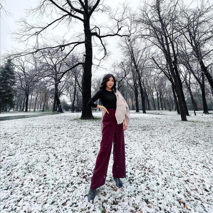 <p>Apalagi, Sarwendah juga mendapatkan pengalaman turunnya salju di negara tersebut. Suhu semakin dingin ketika musim gugur berganti menjadi musim dingin. (Foto: Instagram @sarwendah29)</p>