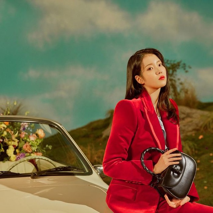 Sebelumnya, IU kerap tampil dalam kampanye untuk fashion Gucci. Tak jarang penyanyi bernama asli Lee Ji-eun ini tampil menjadi cover majalah. Terakhir, IU memang mempromosikan line beauty terbaru dari Gucci. / foto: instagram.com/voguekorea