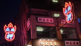 FOTO: Bisnis Seni Cahaya Neon Hong Kong yang Mulai Redup