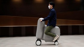 FOTO: Jepang Buat Skuter Kembang Kempis, Alternatif Jalan Kaki