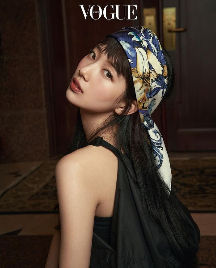 Suzy mengenakan gaun nilon hitam dan dipadukan dengan syal sutra persegi yang diukir dengan motif 'Le Monde' yang terinspirasi astrologi dari Dior. / foto: instagram.com/voguekorea