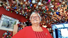 20 Tahun Koleksi Dekorasi Natal, Nenek Asal Inggris Cetak Rekor Dunia