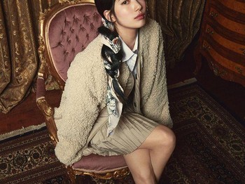 Salah satu 'IT Look' dari koleksi ini adalah perpaduan trench coat klasik, sepatu kets 'Walk and Dior Star' yang dihiasi dengan motif Dior Etoile, dan tas 'Lady D-Light' dengan bordir bintang Dior. / foto: instagram.com/voguekorea