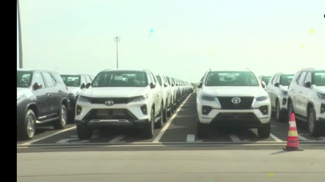 Fortuner dengan pilihan mesin 2.8L akan tersedia dalam tiga varian yang dijual mulai Rp580,9 juta untuk VRZ penggerak 4x2 AT.