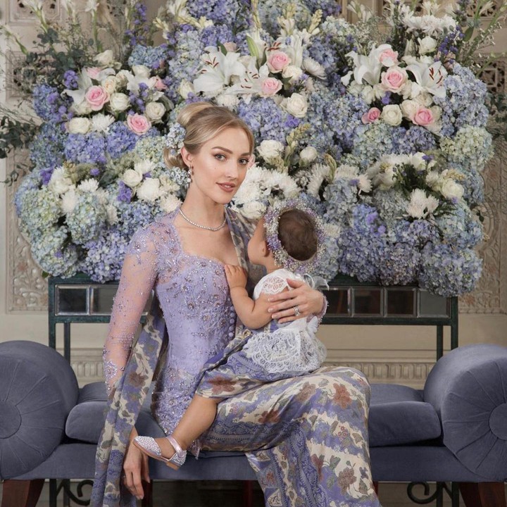 <p>Sejak dilahirkan, bayi yang bahkan tak disebutkan namanya ini sangat jarang diekspose ke publik. Varsha dan Panji Adhikumoro tidak pernah memperlihatkan wajah sang putri. (Foto: Instagram @varshaadhikumoro)</p>
