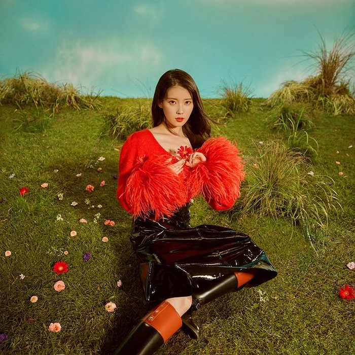 Wajahnya yang cantik, posturnya yang mungil serta gayanya yang unik namun elegan membuat Gucci tertarik untuk bekerja sama dengan penyanyi dan aktris berusia 28 tahun ini. Bagaimana koleksi tas terbaru dari Gucci ini, Beauties? / foto: instagram.com/vogue