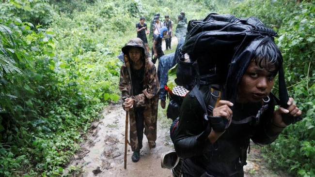 Beberapa keluarga di Myanmar memutus hubungan dengan anak, cucu, saudara, atau keponakan mereka yang diketahui melawan rezim junta militer.