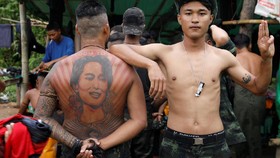 FOTO: Warga Sipil Angkat Senjata Melawan Junta Myanmar