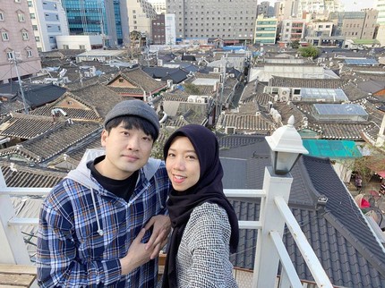 Pria Korea Kaget Nikahi Wanita Cilacap, Disuruh Injak Telur hingga Suap-suapan Makan