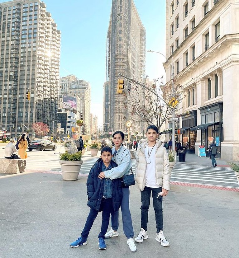 Bunga Zainal dan suami memboyong anak-anak mereka liburan akhir tahun di Amerika Serikat. Yuk intip!
