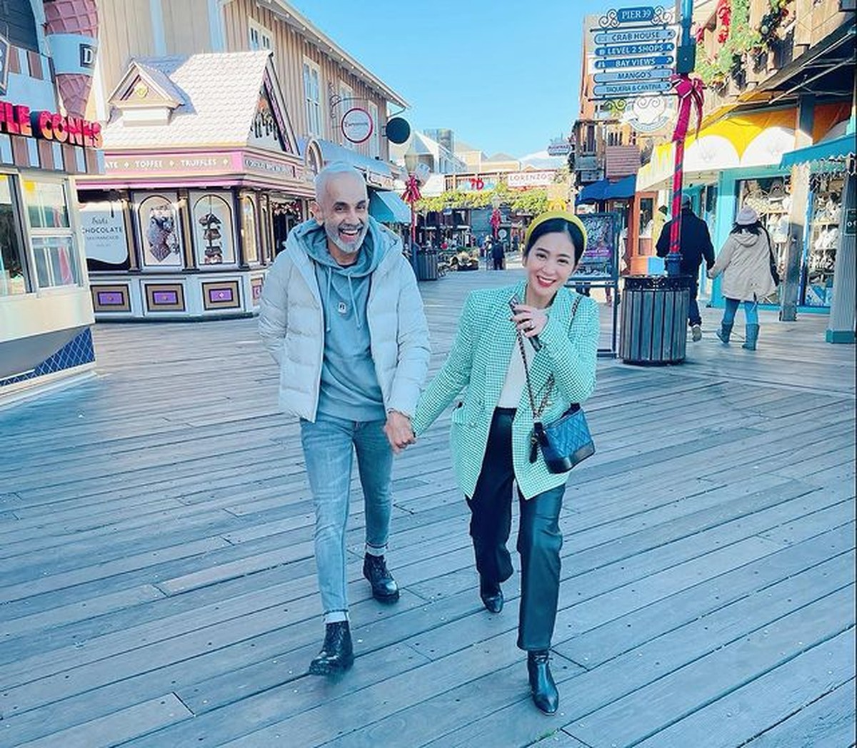 Bunga Zainal dan suami memboyong anak-anak mereka liburan akhir tahun di Amerika Serikat&period; Yuk intip&excl;