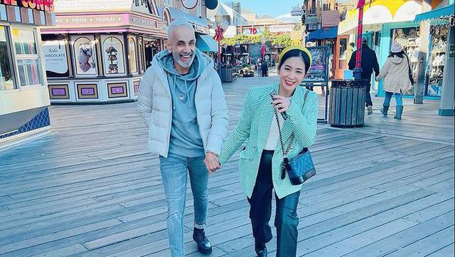 7 Foto Bunga Zainal & Suami Bawa Anak-anak Liburan di Amerika Bunga Zainal dan suami memboyong anak-anak mereka liburan akhir tahun di Amerika Serikat. Yuk intip!