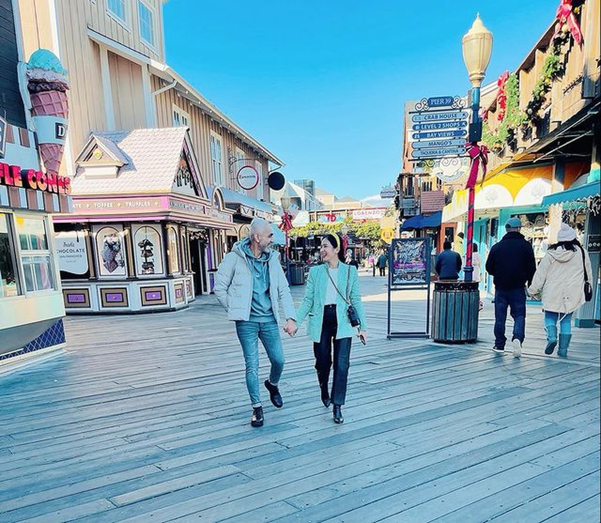 Bunga Zainal dan suami memboyong anak-anak mereka liburan akhir tahun di Amerika Serikat&period; Yuk intip&excl;