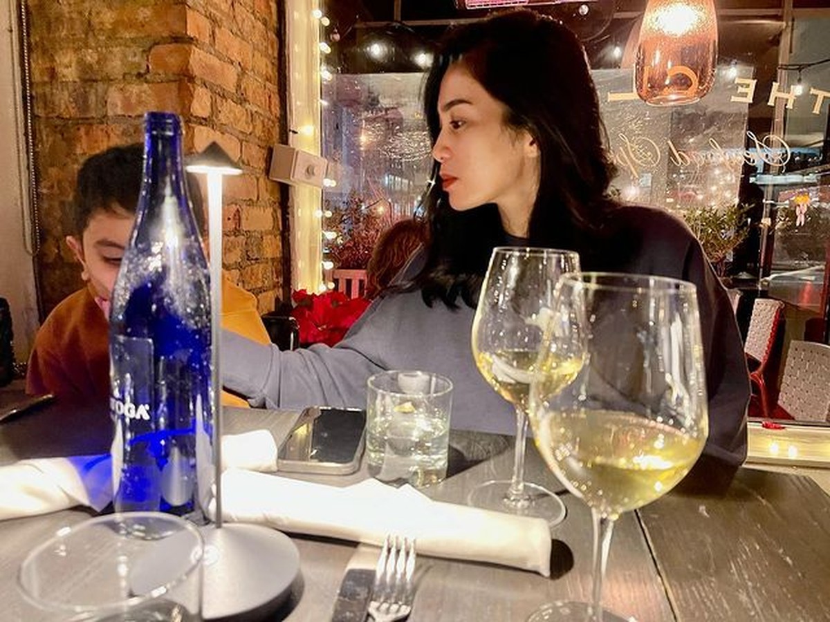 Bunga Zainal dan suami memboyong anak-anak mereka liburan akhir tahun di Amerika Serikat&period; Yuk intip&excl;