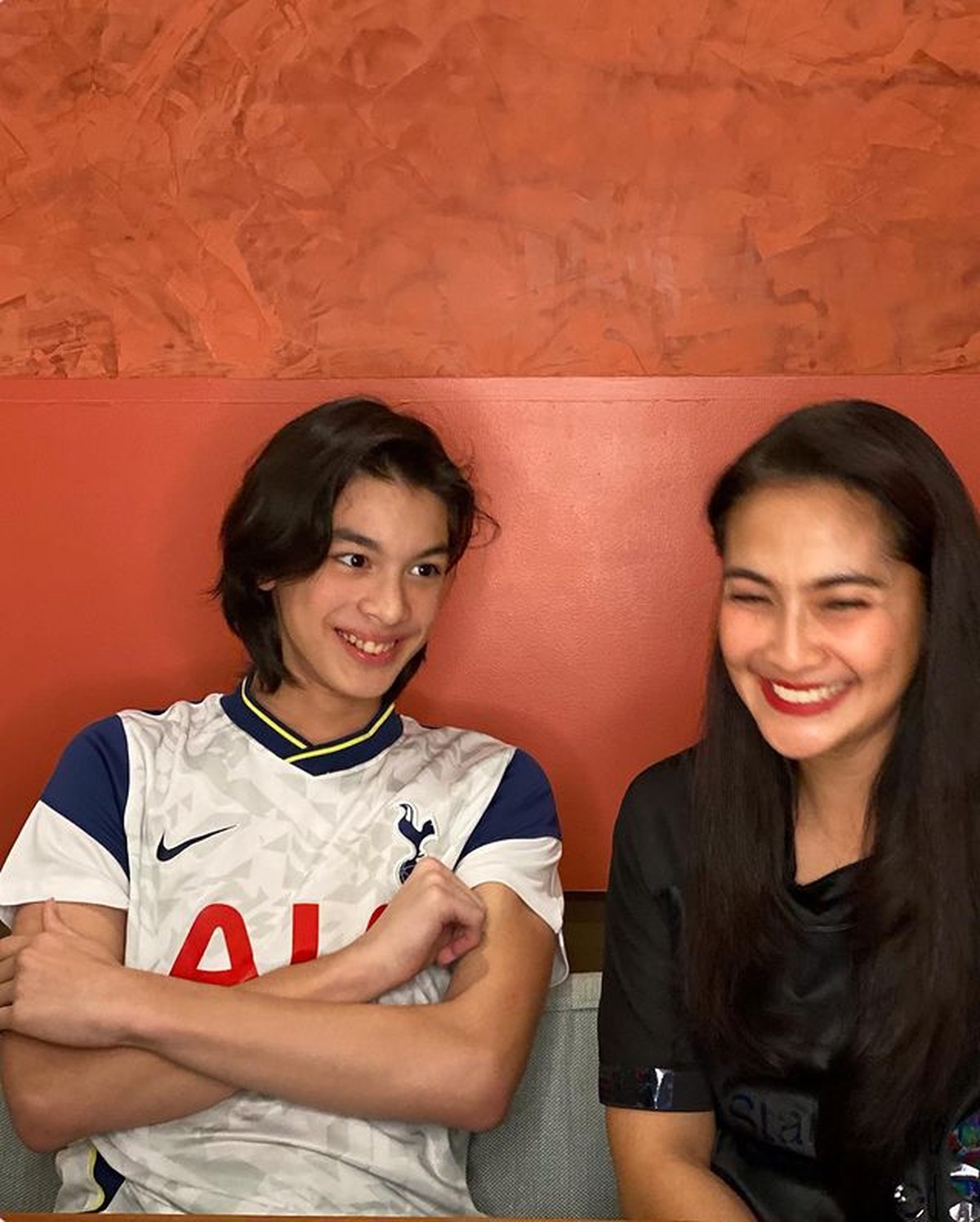Maudy Koesnaedi dan putra semata wayangnya&comma; Eddie Meijer tampak akrab dan dekat&period; Yuk kita intip potret ibu dan anak ini&excl;