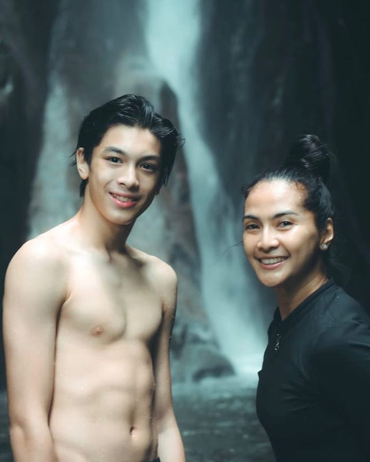 Maudy Koesnaedi dan putra semata wayangnya&comma; Eddie Meijer tampak akrab dan dekat&period; Yuk kita intip potret ibu dan anak ini&excl;