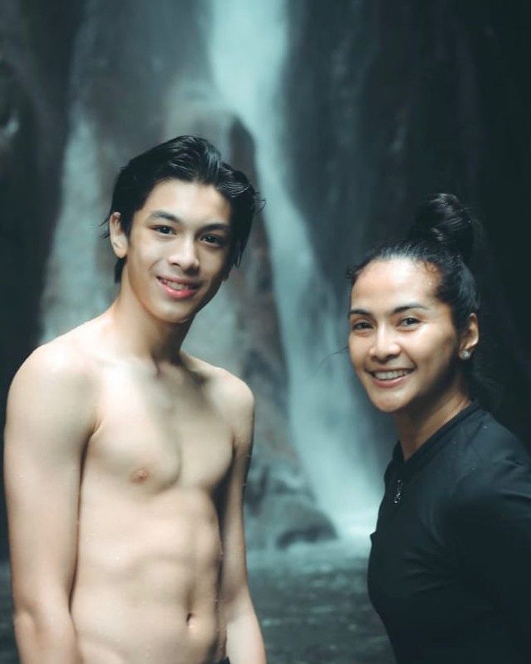 Maudy Koesnaedi dan putra semata wayangnya, Eddie Meijer tampak akrab dan dekat. Yuk kita intip potret ibu dan anak ini!