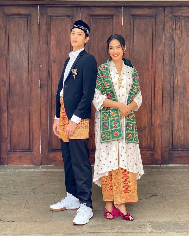 Maudy Koesnaedi dan putra semata wayangnya, Eddie Meijer tampak akrab dan dekat. Yuk kita intip potret ibu dan anak ini!