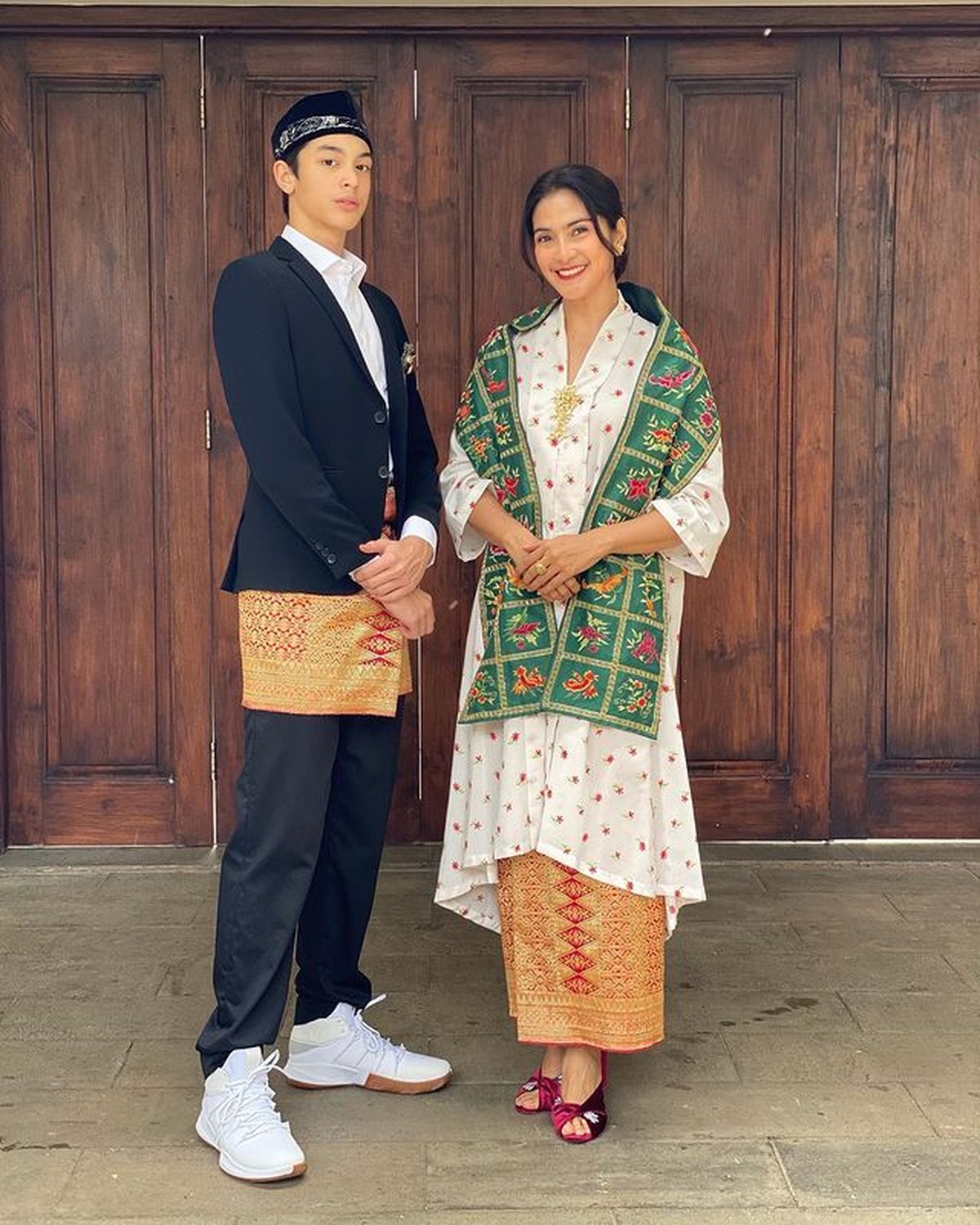 Maudy Koesnaedi dan putra semata wayangnya&comma; Eddie Meijer tampak akrab dan dekat&period; Yuk kita intip potret ibu dan anak ini&excl;