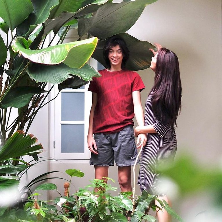 Maudy Koesnaedi dan putra semata wayangnya, Eddie Meijer tampak akrab dan dekat. Yuk kita intip potret ibu dan anak ini!