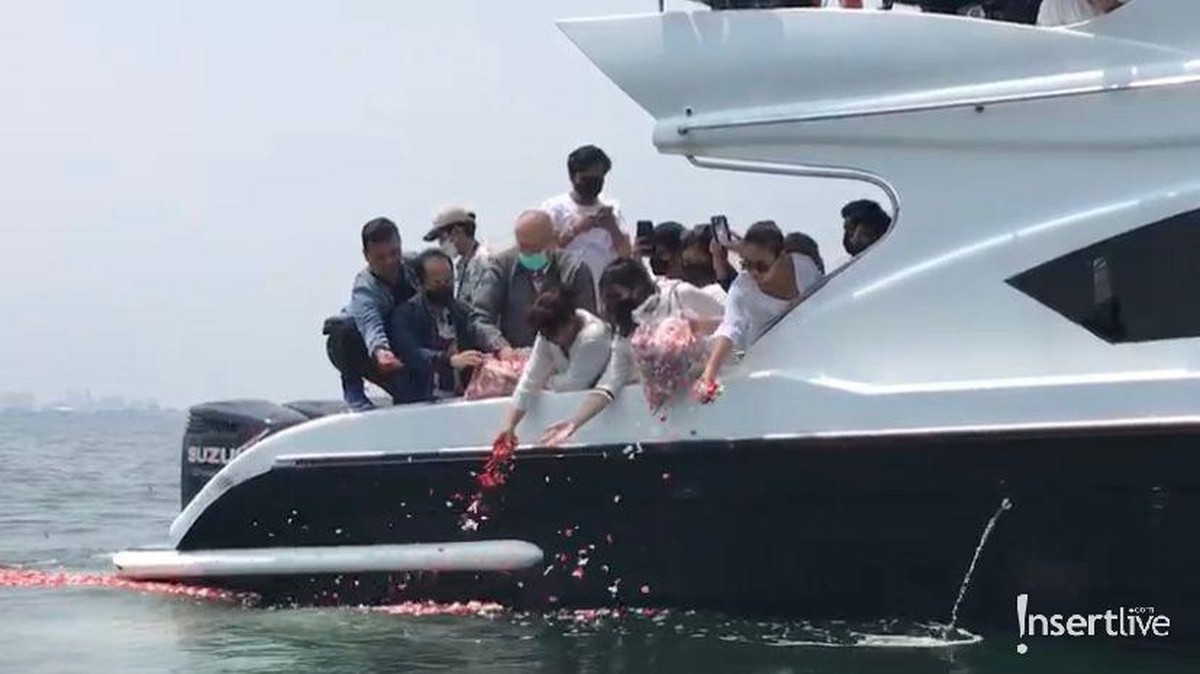 Abu Laura Anna dilarung di laut Ancol pada Jumat &lpar;17&sol;12&rpar; oleh keluarga&period; Yuk kita intip prosesinya&excl;