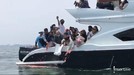 Abu Laura Anna dilarung di laut Ancol pada Jumat &lpar;17&sol;12&rpar; oleh keluarga&period; Yuk kita intip prosesinya&excl;