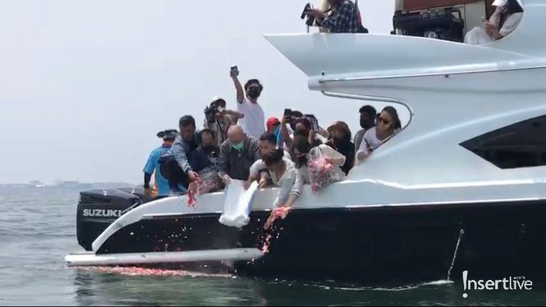 Abu Laura Anna dilarung di laut Ancol pada Jumat (17/12) oleh keluarga. Yuk kita intip prosesinya!