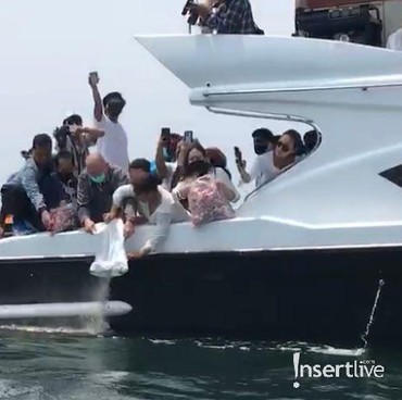 7 Prosesi Haru Pelarungan Abu Laura Anna di Laut oleh Keluarga & Sahabat