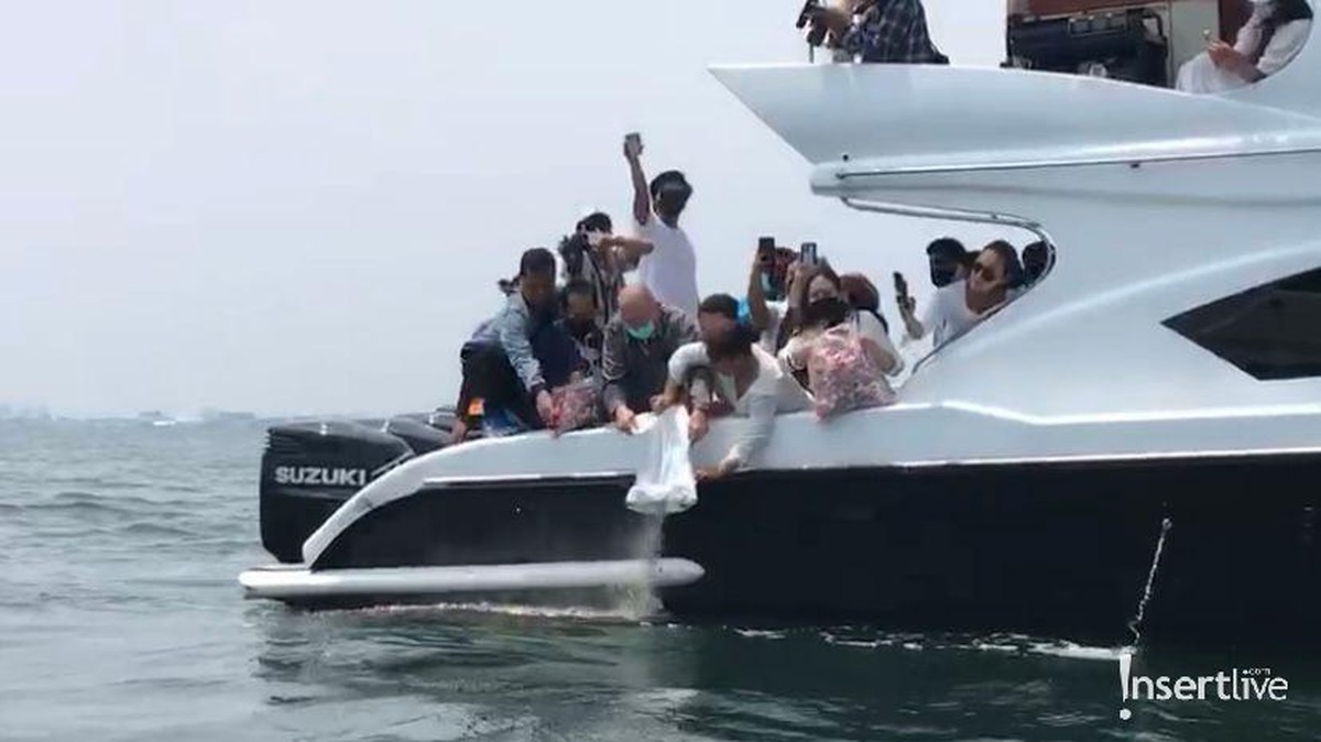 Abu Laura Anna dilarung di laut Ancol pada Jumat &lpar;17&sol;12&rpar; oleh keluarga&period; Yuk kita intip prosesinya&excl;