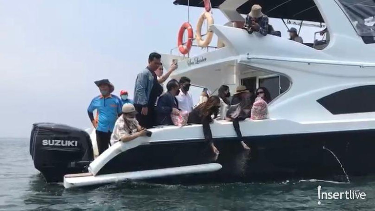 Abu Laura Anna dilarung di laut Ancol pada Jumat &lpar;17&sol;12&rpar; oleh keluarga&period; Yuk kita intip prosesinya&excl;