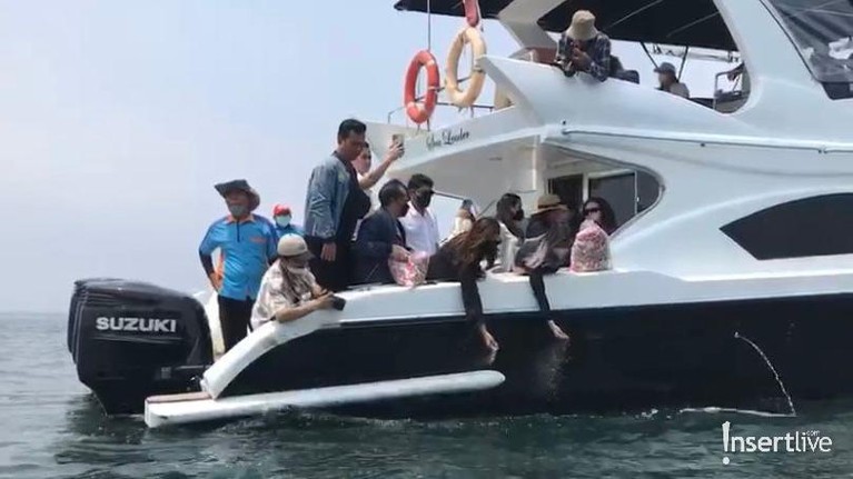 7 Prosesi Haru Pelarungan Abu Kremasi Laura Anna di Laut oleh Keluarga & Sahabat Abu Laura Anna dilarung di laut Ancol pada Jumat (17/12) oleh keluarga. Yuk kita intip prosesinya!