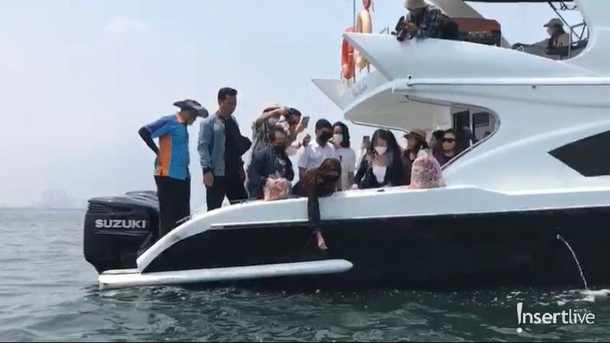 Abu Laura Anna dilarung di laut Ancol pada Jumat &lpar;17&sol;12&rpar; oleh keluarga&period; Yuk kita intip prosesinya&excl;