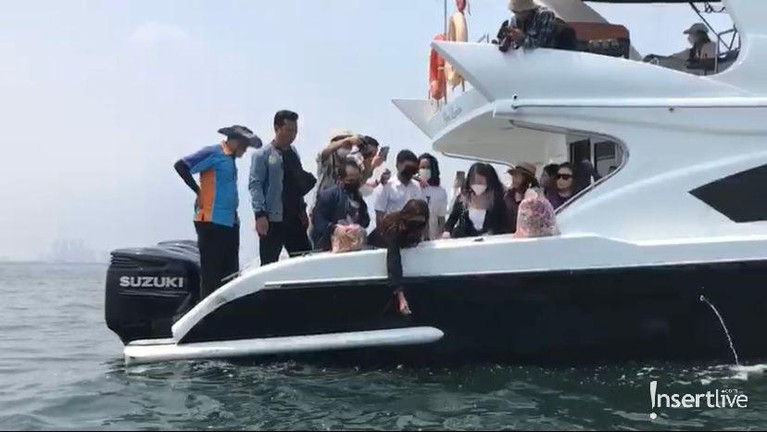 7 Prosesi Haru Pelarungan Abu Kremasi Laura Anna di Laut oleh Keluarga & Sahabat Abu Laura Anna dilarung di laut Ancol pada Jumat (17/12) oleh keluarga. Yuk kita intip prosesinya!