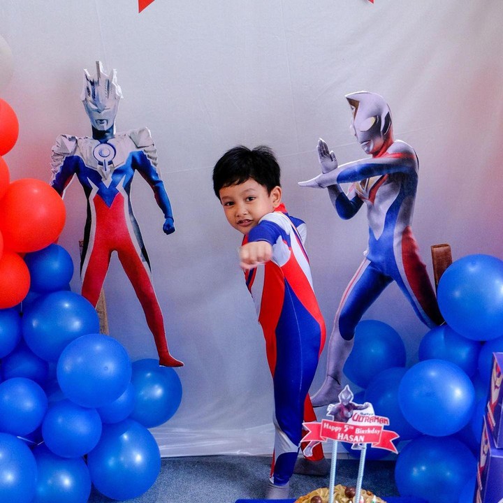 <p>Dibalut dengan kostum Ultraman, Hasan turut bergaya menyerupai sang tokoh dengan gagah, nih. Gemas banget ya, Bunda. (Foto: Instagram: @calystavannyws)</p>