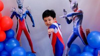 <p>Dibalut dengan kostum Ultraman, Hasan turut bergaya menyerupai sang tokoh dengan gagah, nih. Gemas banget ya, Bunda. (Foto: Instagram: @calystavannyws)</p>