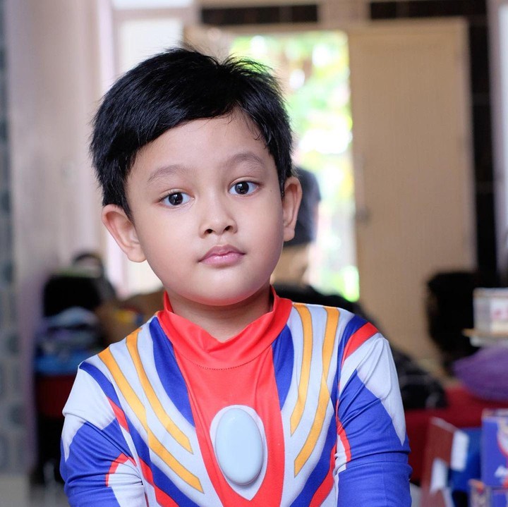 <p>Kalau dilihat-lihat, wajah Hasan sangat mirip dengan Fedi nih, Bunda. Anak Ayah banget, ya! (Foto: Instagram: @calystavannyws)</p>