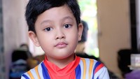 <p>Kalau dilihat-lihat, wajah Hasan sangat mirip dengan Fedi nih, Bunda. Anak Ayah banget, ya! (Foto: Instagram: @calystavannyws)</p>