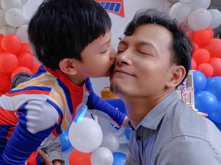 7 Potret Anak Fedi Nuril Rayakan Ulang Tahun Ke-5, Gagah dengan Kostum Ultraman Bun