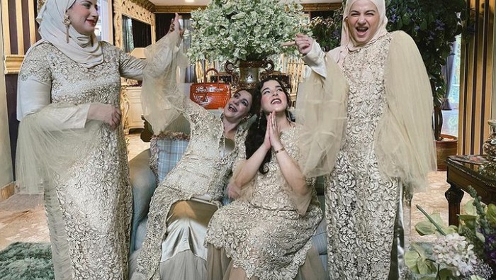 Membesarkan 3 Anak Hingga Sukses, Intip Cara Unik Ibunda Si Kembar 'Tasya Tasyi' Dalam Mendidik Putrinya!