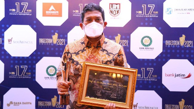 Direktur Utama BPJS Kesehatan, Ali Ghufron Mukti menerima penghargaan Obsession Awards 2021 kategroi Best CEOs dari Obsession Media Group (OMG).