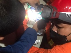 Saat Damkar Evakuasi Jari Bocah yang Terjepit Gagang Pel