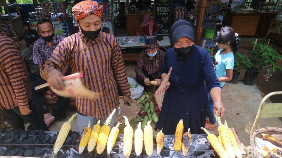 Festival 10 ribu jagung bakar di destinasi wisata Pijar Park, Kudus, Sabtu (18/12/2021).